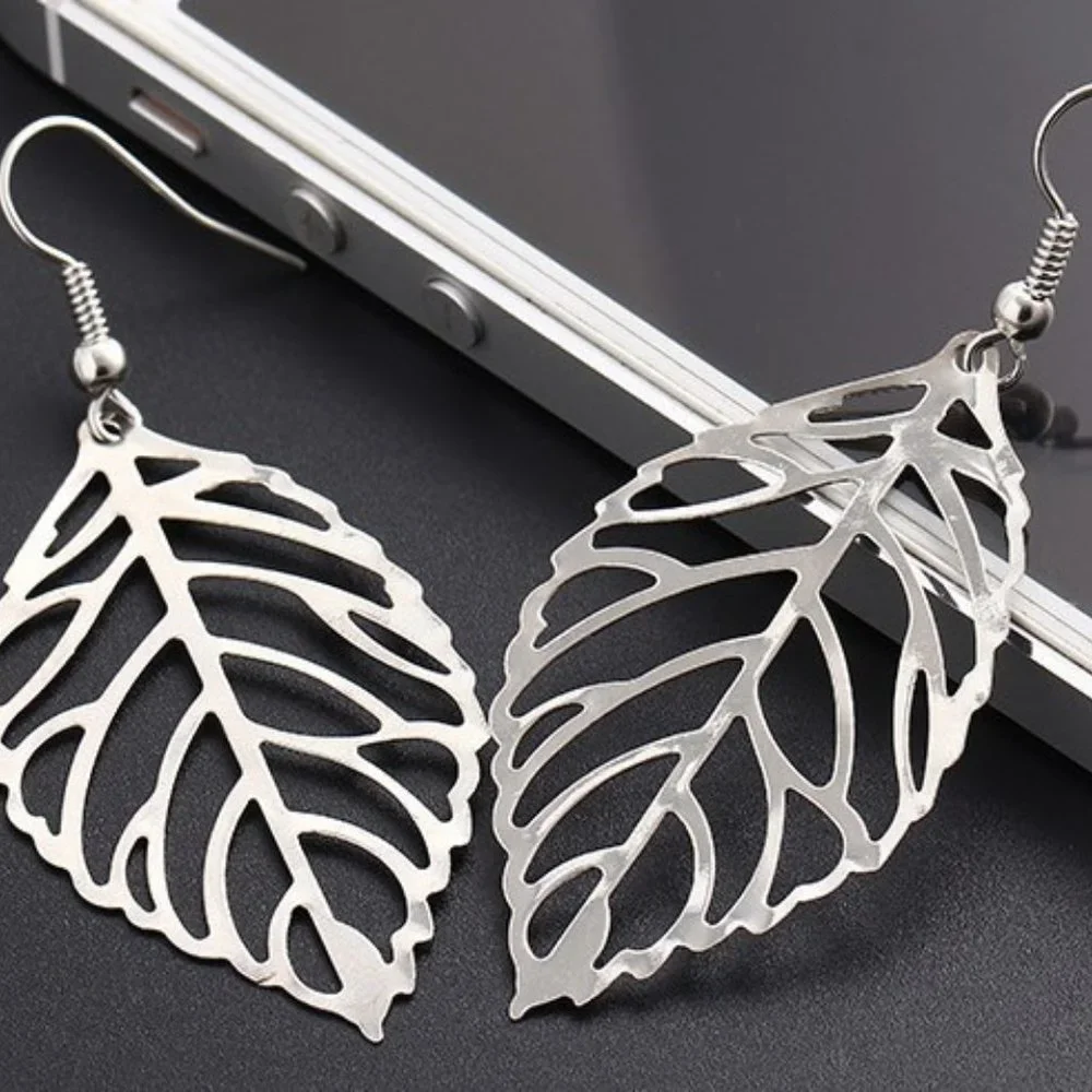 Lightweight Silver Metal Leaf Dangle Earrings NEW - Picture 3 of 7